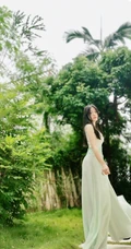 汤晶媚清新淡雅长裙户外写真，秀发披肩造型甜美