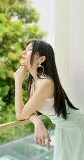 汤晶媚清新淡雅长裙户外写真，秀发披肩造型甜美