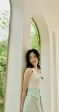 汤晶媚清新淡雅长裙户外写真，秀发披肩造型甜美
