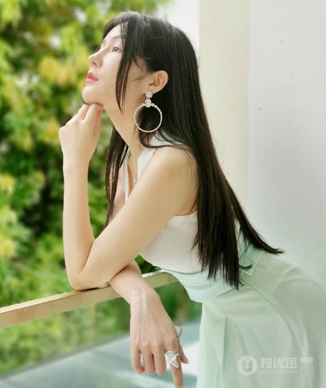 汤晶媚清新淡雅长裙户外写真，秀发披肩造型甜美