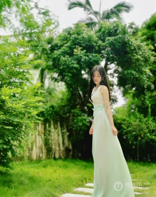 汤晶媚清新淡雅长裙户外写真，秀发披肩造型甜美
