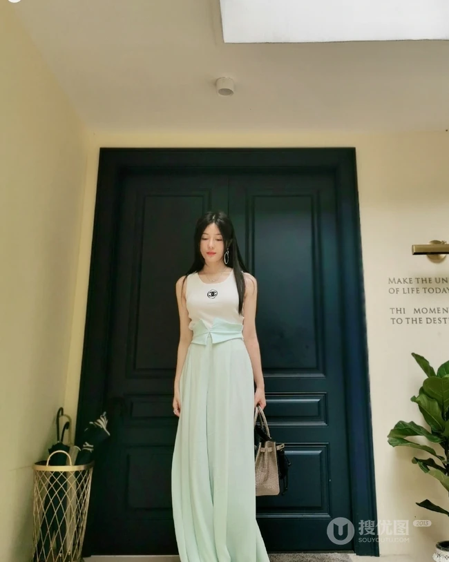 汤晶媚清新淡雅长裙户外写真，秀发披肩造型甜美