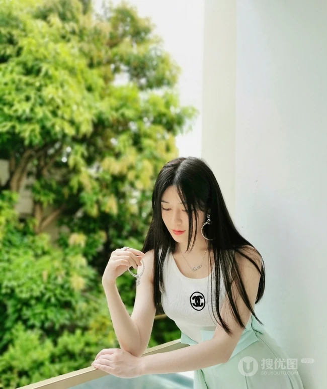 汤晶媚清新淡雅长裙户外写真，秀发披肩造型甜美