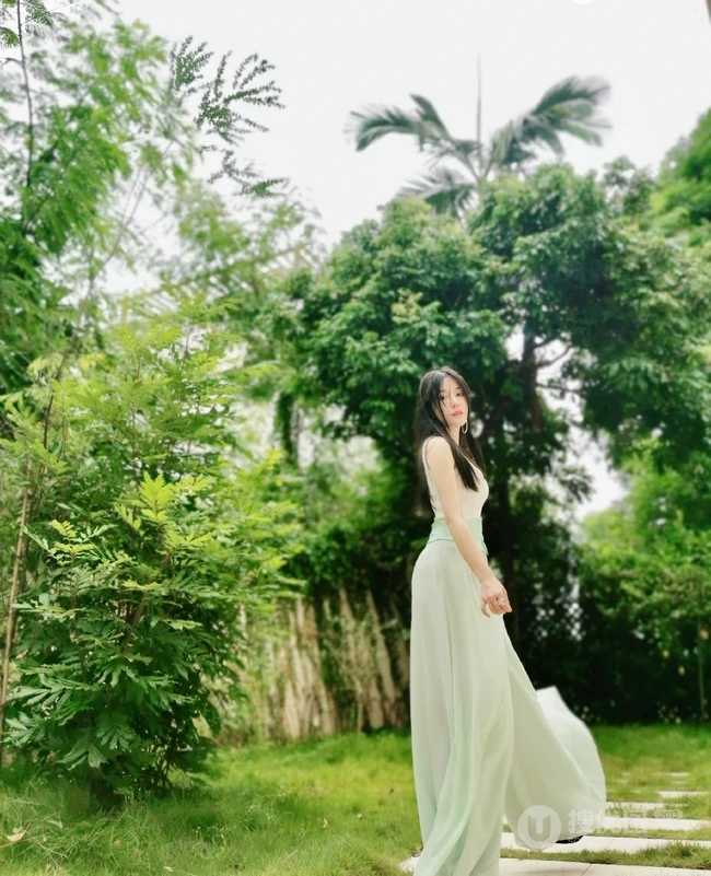 汤晶媚清新淡雅长裙户外写真，秀发披肩造型甜美