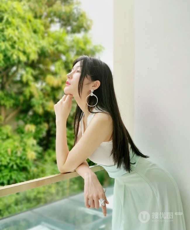 汤晶媚清新淡雅长裙户外写真，秀发披肩造型甜美