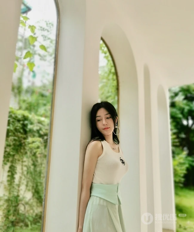 汤晶媚清新淡雅长裙户外写真，秀发披肩造型甜美