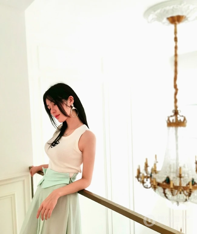 汤晶媚清新淡雅长裙户外写真，秀发披肩造型甜美