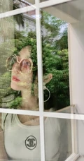 汤晶媚清新淡雅长裙户外写真，秀发披肩造型甜美