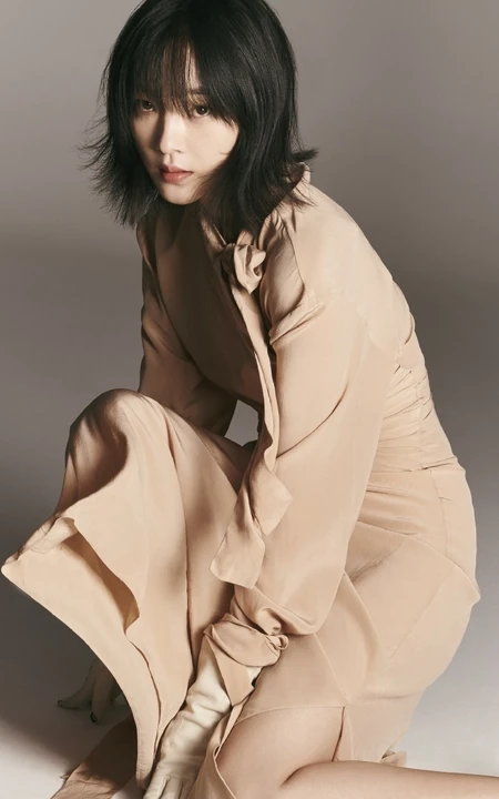 女明星何杜娟&ldquo;自在如我&rdquo;主题杂志个性秋装写真图集