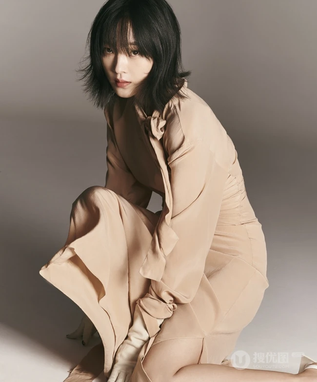 女明星何杜娟&ldquo;自在如我&rdquo;主题杂志个性秋装写真图集