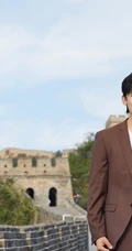 侯明昊游长城旅拍写真，着笔挺西装帅气十足