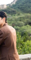 侯明昊游长城旅拍写真，着笔挺西装帅气十足