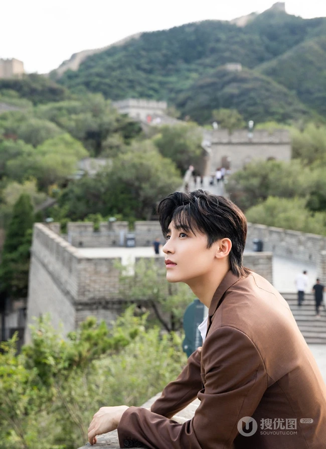 侯明昊游长城旅拍写真，着笔挺西装帅气十足