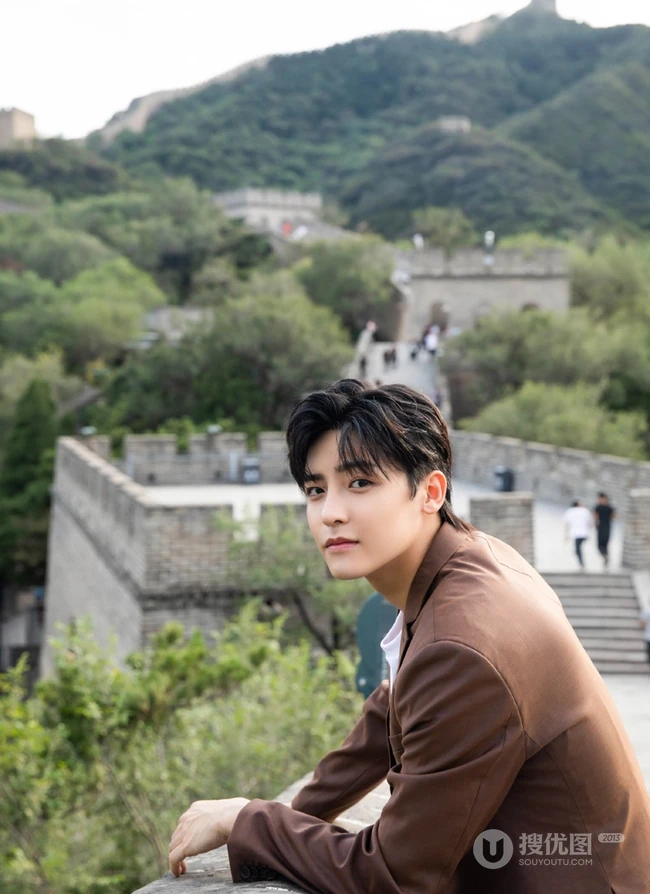 侯明昊游长城旅拍写真，着笔挺西装帅气十足