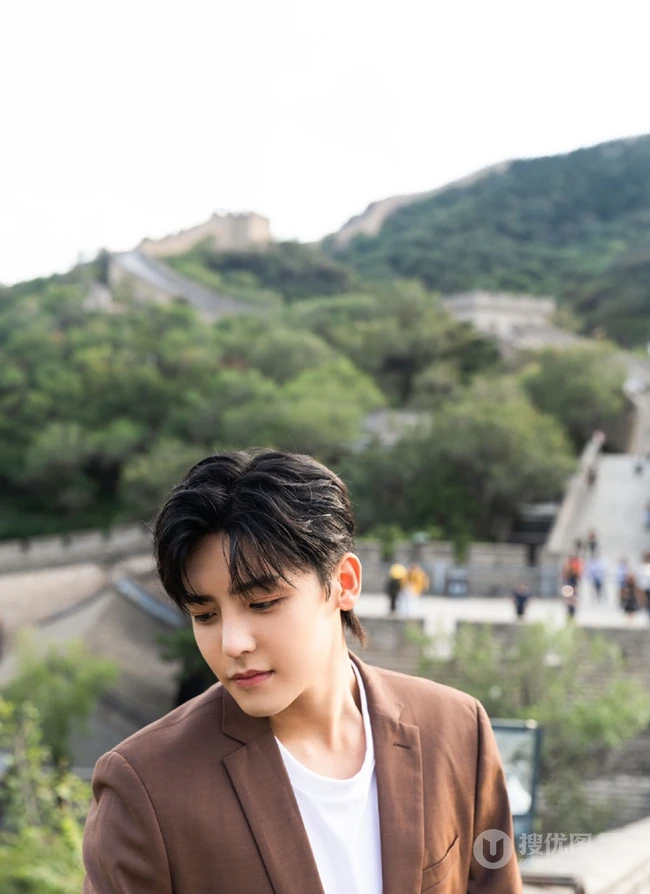 侯明昊游长城旅拍写真，着笔挺西装帅气十足