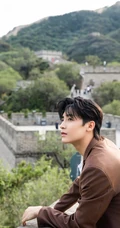 侯明昊游长城旅拍写真，着笔挺西装帅气十足