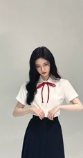 鞠婧祎白衣黑裙制服装写真，甜美造型青春洋溢