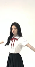鞠婧祎白衣黑裙制服装写真，甜美造型青春洋溢