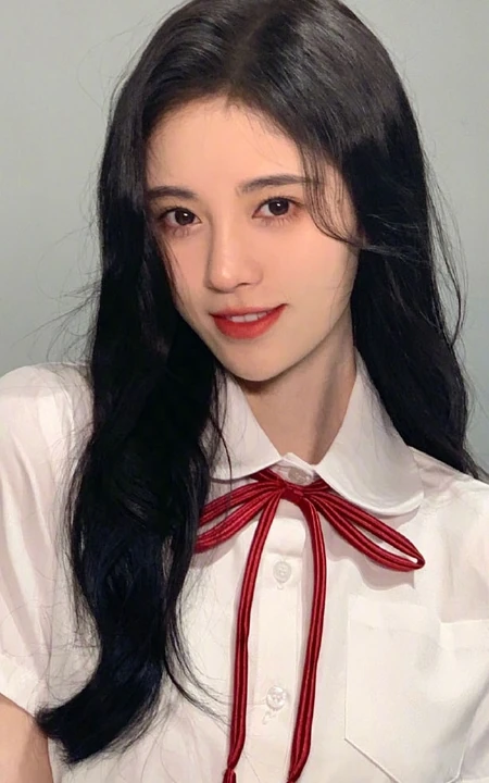 鞠婧祎白衣黑裙制服装写真，甜美造型青春洋溢