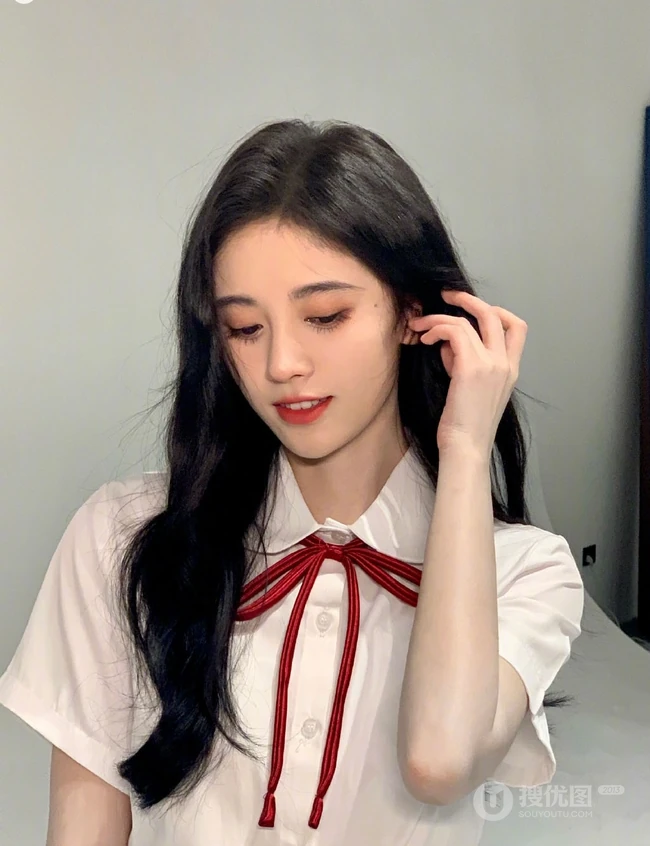 鞠婧祎白衣黑裙制服装写真，甜美造型青春洋溢