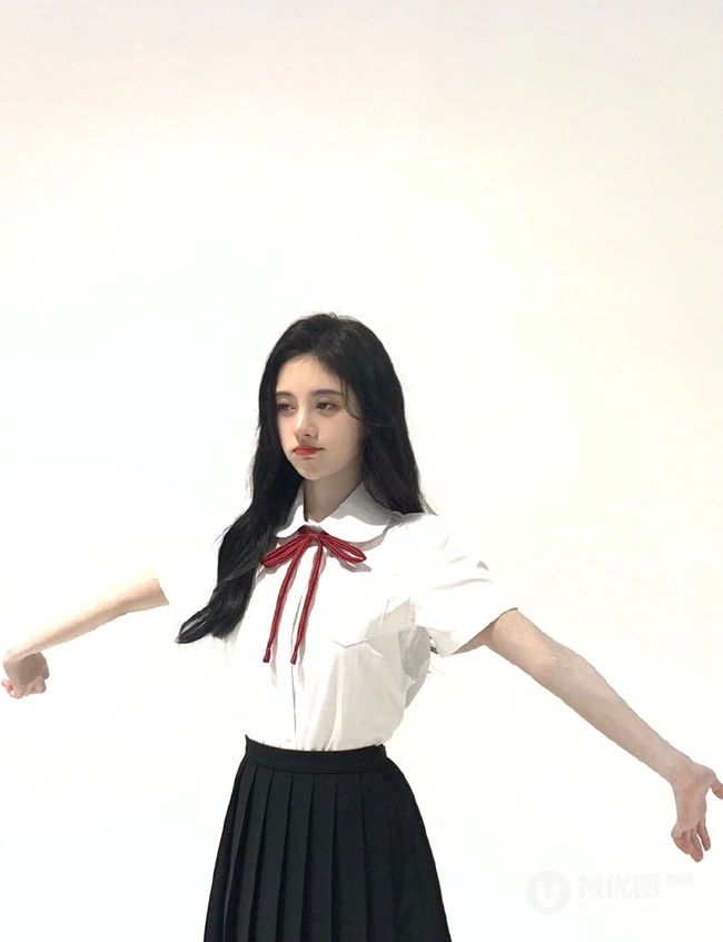 鞠婧祎白衣黑裙制服装写真，甜美造型青春洋溢
