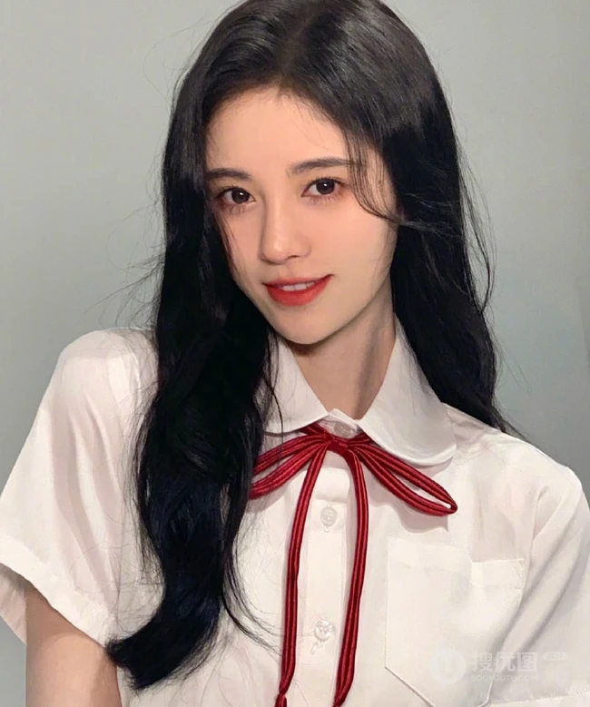 鞠婧祎白衣黑裙制服装写真，甜美造型青春洋溢