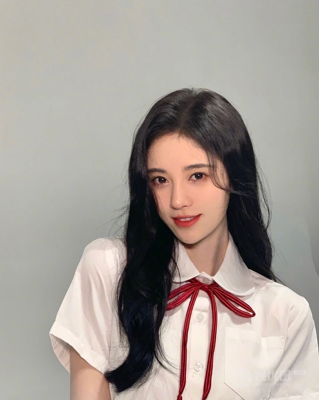 鞠婧祎白衣黑裙制服装写真，甜美造型青春洋溢