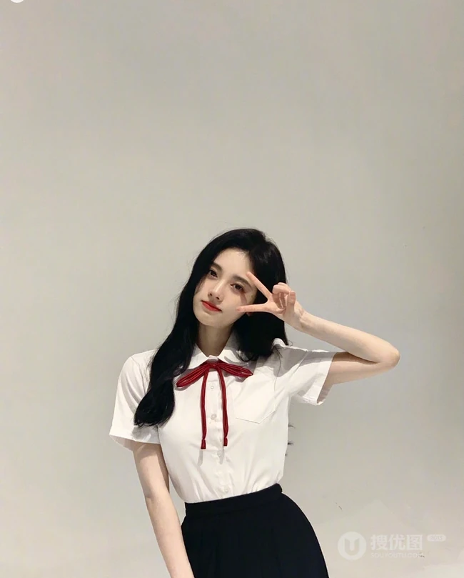 鞠婧祎白衣黑裙制服装写真，甜美造型青春洋溢