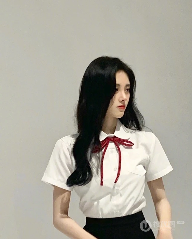 鞠婧祎白衣黑裙制服装写真，甜美造型青春洋溢