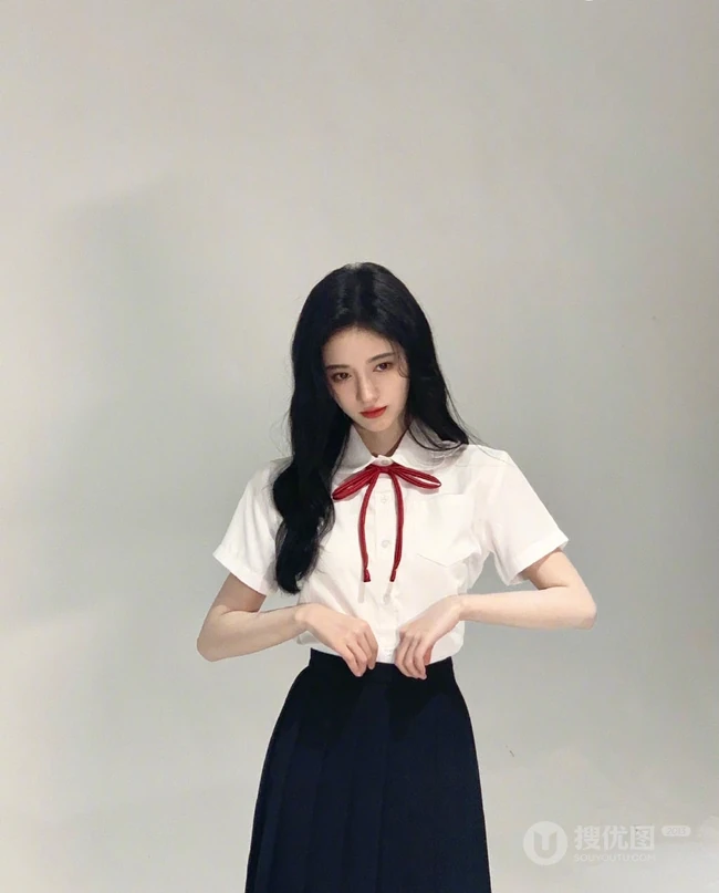 鞠婧祎白衣黑裙制服装写真，甜美造型青春洋溢