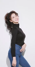 微卷发气质女生紧身黑衣牛仔裤唯美写真图片