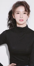 微卷发气质女生紧身黑衣牛仔裤唯美写真图片