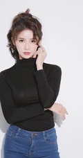 微卷发气质女生紧身黑衣牛仔裤唯美写真图片