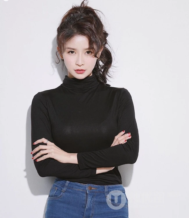 微卷发气质女生紧身黑衣牛仔裤唯美写真图片
