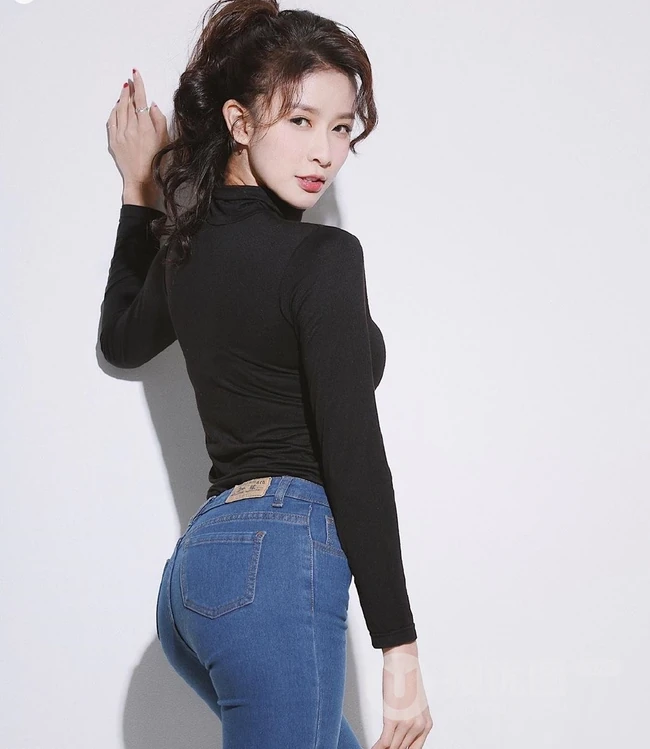 微卷发气质女生紧身黑衣牛仔裤唯美写真图片