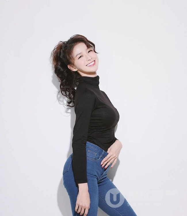 微卷发气质女生紧身黑衣牛仔裤唯美写真图片