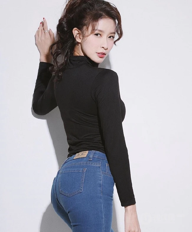 微卷发气质女生紧身黑衣牛仔裤唯美写真图片