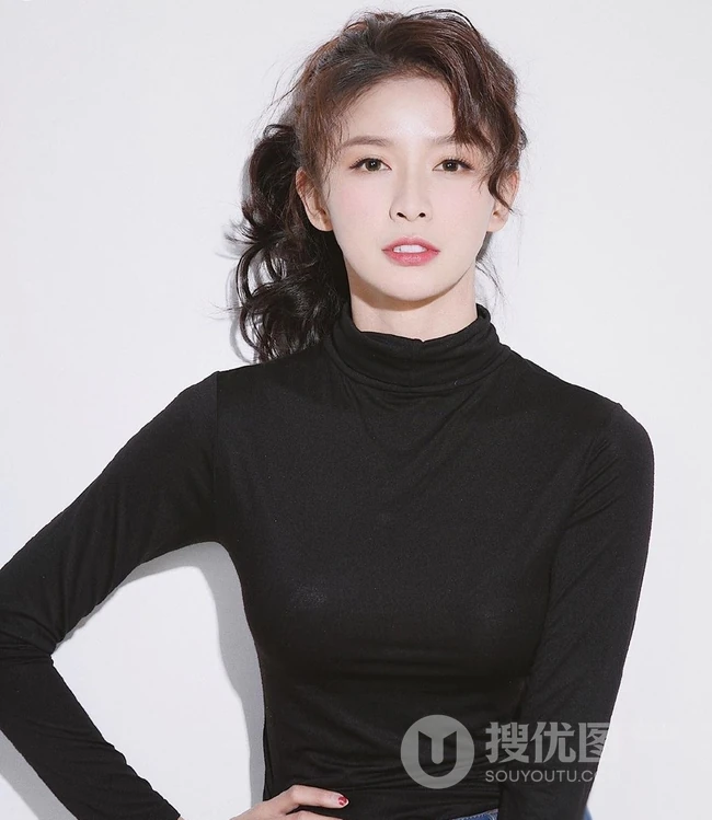 微卷发气质女生紧身黑衣牛仔裤唯美写真图片