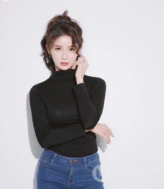 微卷发气质女生紧身黑衣牛仔裤唯美写真图片