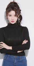 微卷发气质女生紧身黑衣牛仔裤唯美写真图片