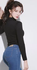 微卷发气质女生紧身黑衣牛仔裤唯美写真图片