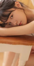 可爱粉裙线条感少女室内写真，安静怡然享受美食
