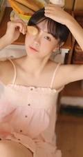 可爱粉裙线条感少女室内写真，安静怡然享受美食