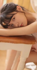 可爱粉裙线条感少女室内写真，安静怡然享受美食