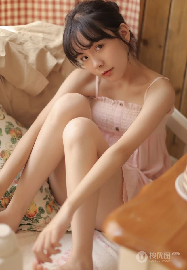 可爱粉裙线条感少女室内写真，安静怡然享受美食