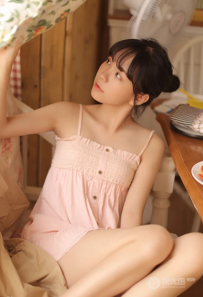 可爱粉裙线条感少女室内写真，安静怡然享受美食