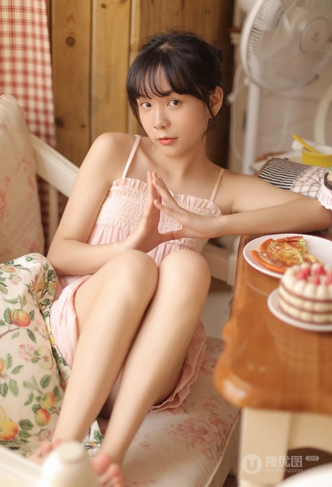 可爱粉裙线条感少女室内写真，安静怡然享受美食