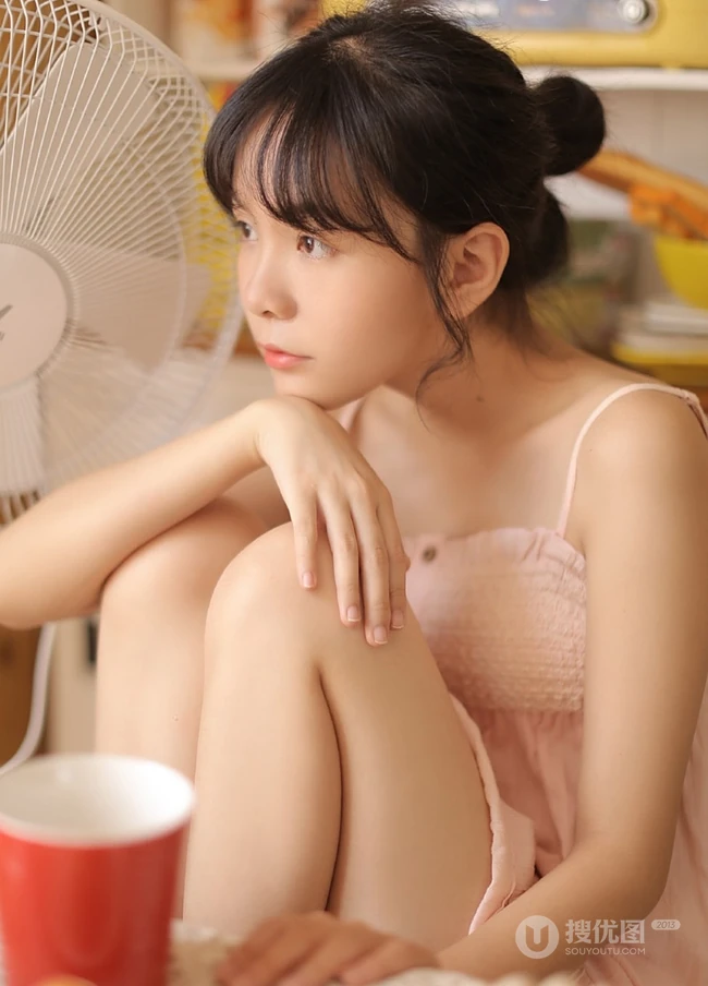 可爱粉裙线条感少女室内写真，安静怡然享受美食