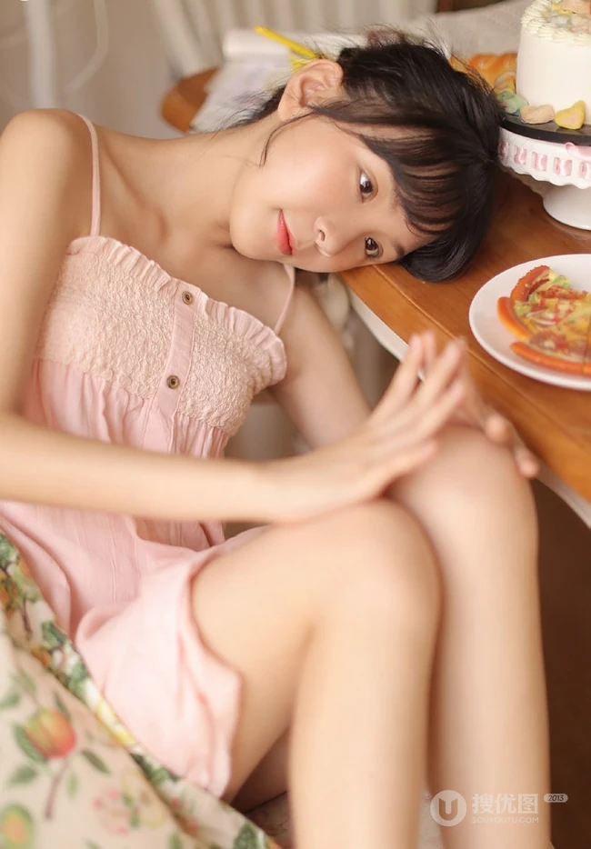 可爱粉裙线条感少女室内写真，安静怡然享受美食