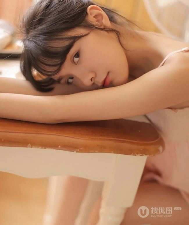可爱粉裙线条感少女室内写真，安静怡然享受美食